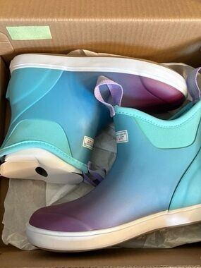 NWT Women's size 5 Xtratuf Slip-On Rain Boots - Lightweight Waterproof